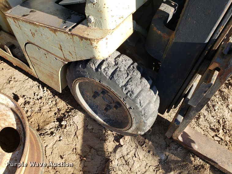 image for item DG8795 Clark TW25B forklift