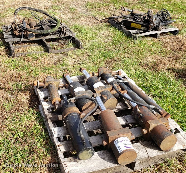 image for item DG8828 Approximately 22 hydraulic cylinders