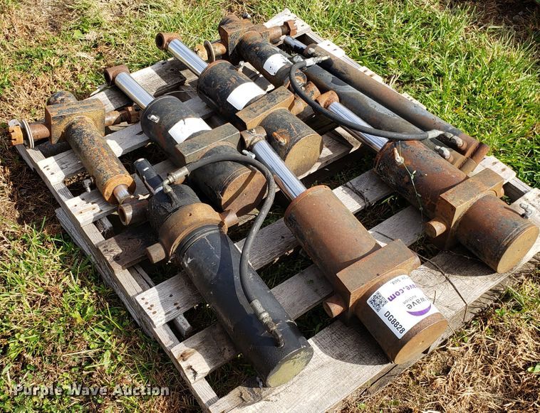 image for item DG8828 Approximately 22 hydraulic cylinders