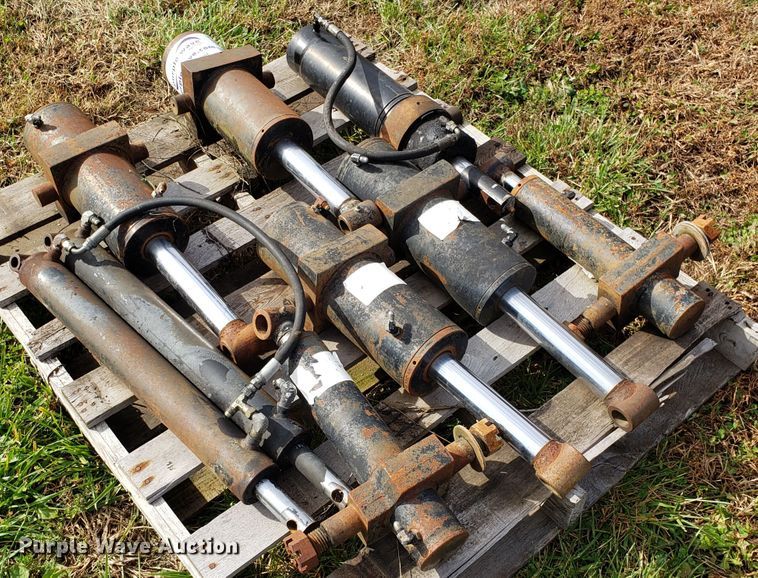 image for item DG8828 Approximately 22 hydraulic cylinders