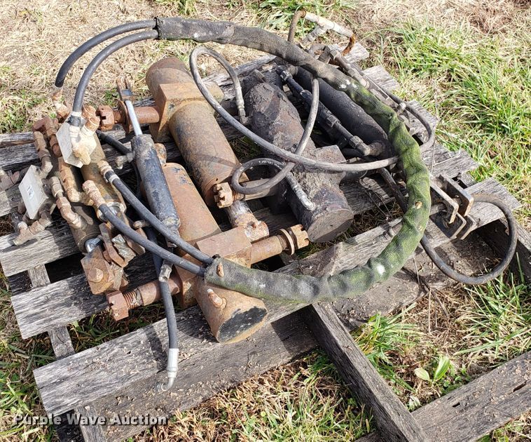 image for item DG8828 Approximately 22 hydraulic cylinders