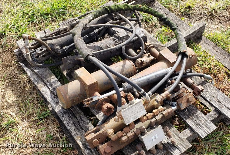 image for item DG8828 Approximately 22 hydraulic cylinders