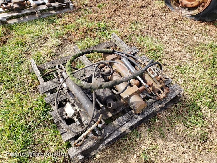 image for item DG8828 Approximately 22 hydraulic cylinders