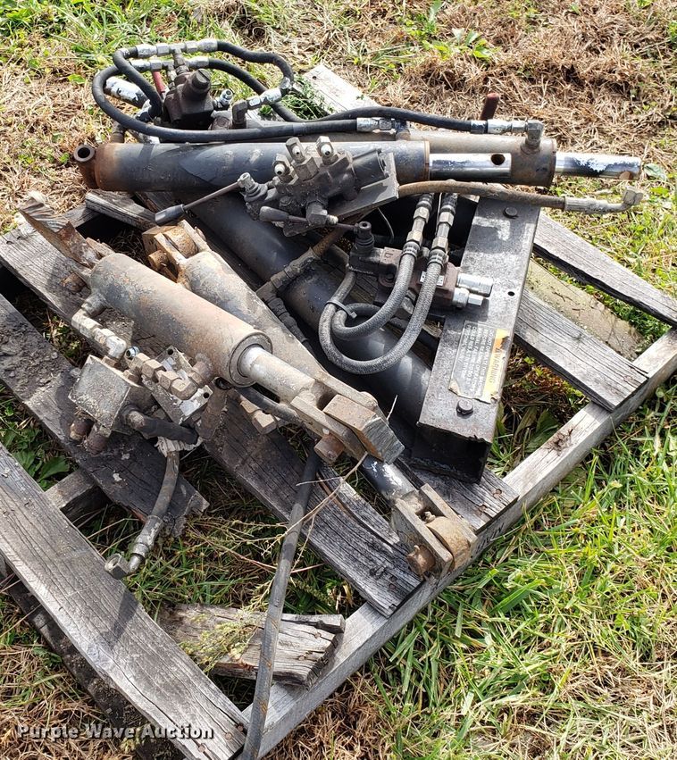 image for item DG8828 Approximately 22 hydraulic cylinders