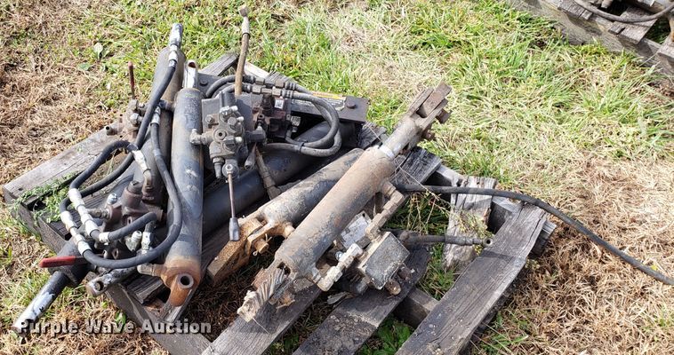 image for item DG8828 Approximately 22 hydraulic cylinders