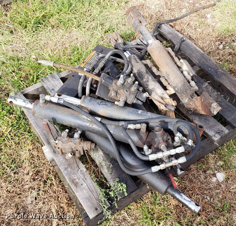 image for item DG8828 Approximately 22 hydraulic cylinders