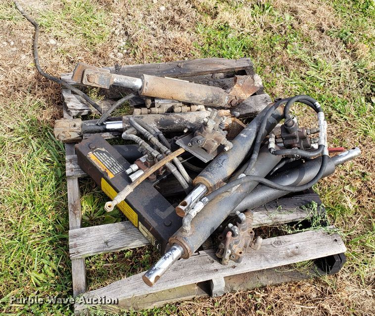 image for item DG8828 Approximately 22 hydraulic cylinders