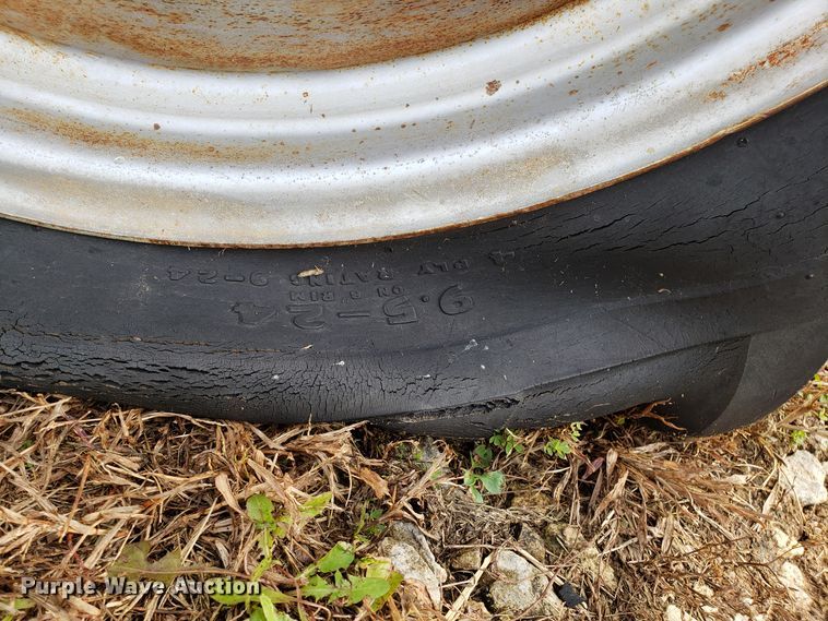 image for item DG8830 Allis Chalmers tractor