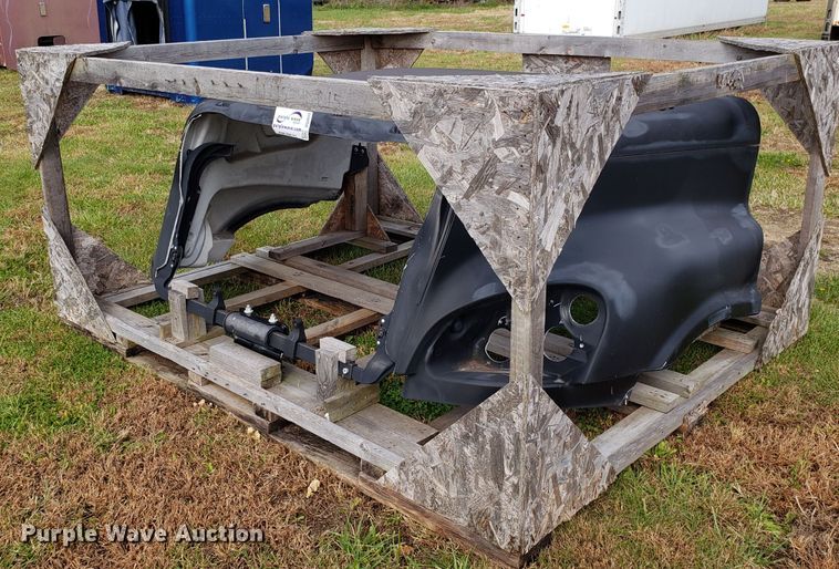 image for item DG8833 Freightliner Columbia hood