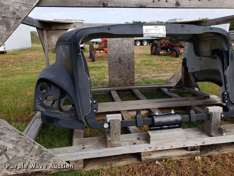 image for item DG8833 Freightliner Columbia hood