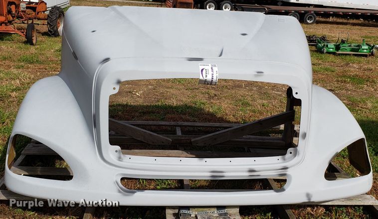 image for item DG8834 Freightliner Cascadia hood