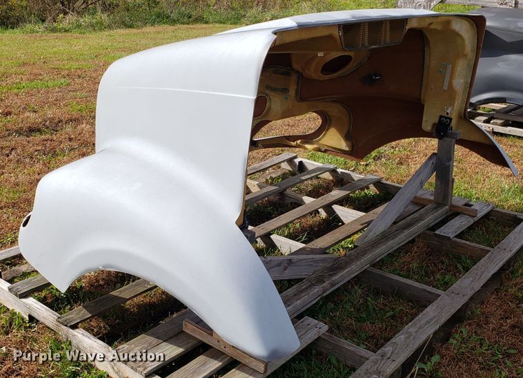 image for item DG8834 Freightliner Cascadia hood