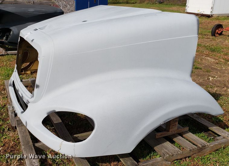 image for item DG8834 Freightliner Cascadia hood