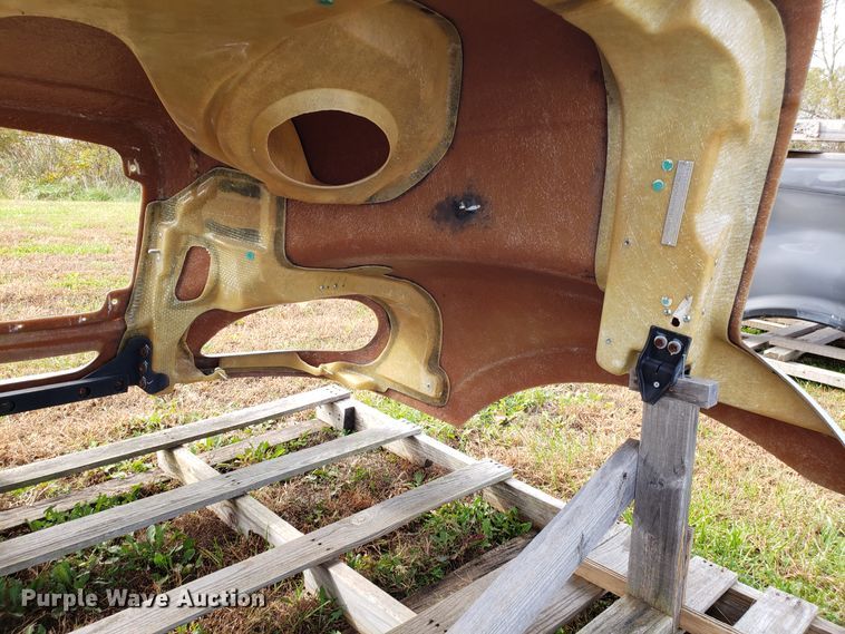 image for item DG8834 Freightliner Cascadia hood