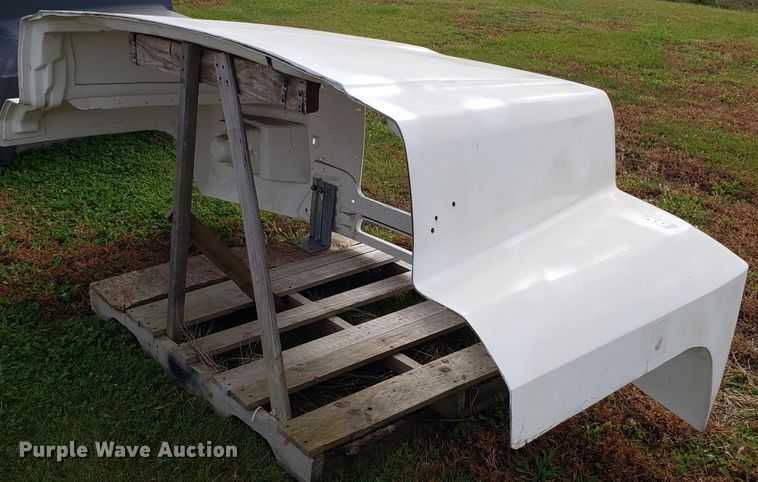 image for item DG8835 Ford F600 hood