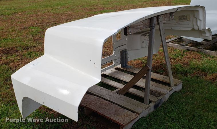 image for item DG8835 Ford F600 hood