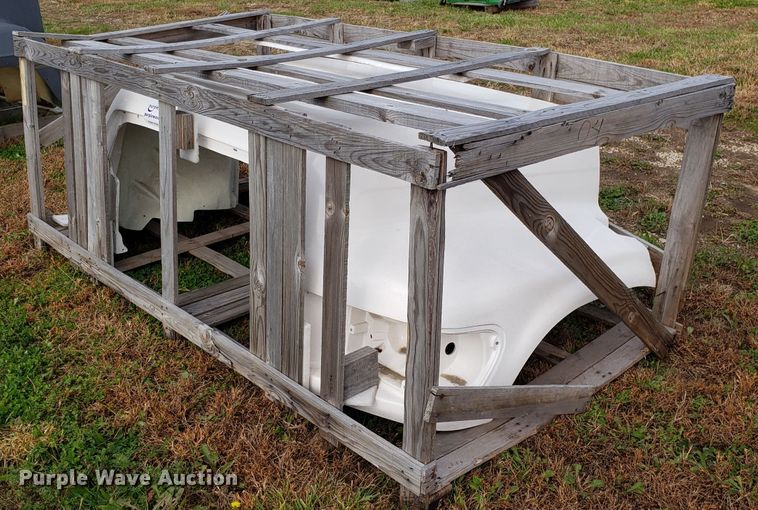 image for item DG8837 Ford F700 hood