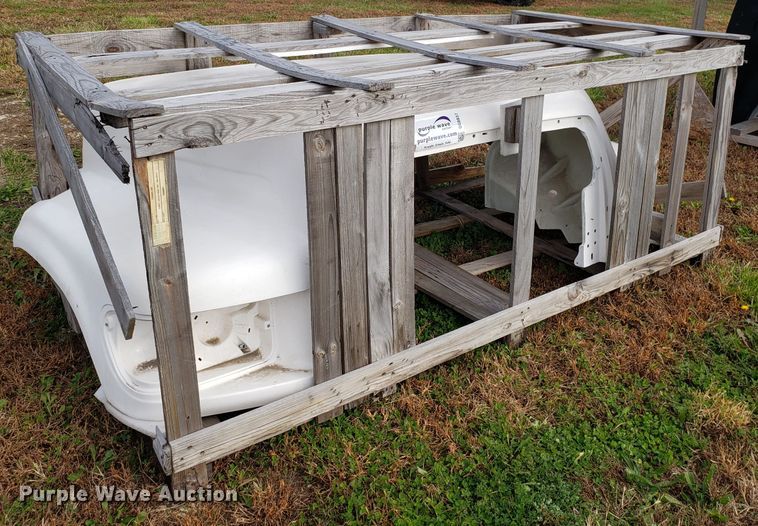 image for item DG8837 Ford F700 hood