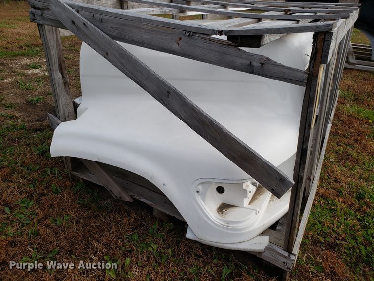 image for item DG8837 Ford F700 hood