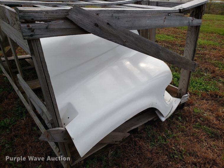 image for item DG8837 Ford F700 hood