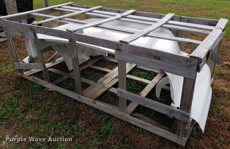 image for item DG8837 Ford F700 hood