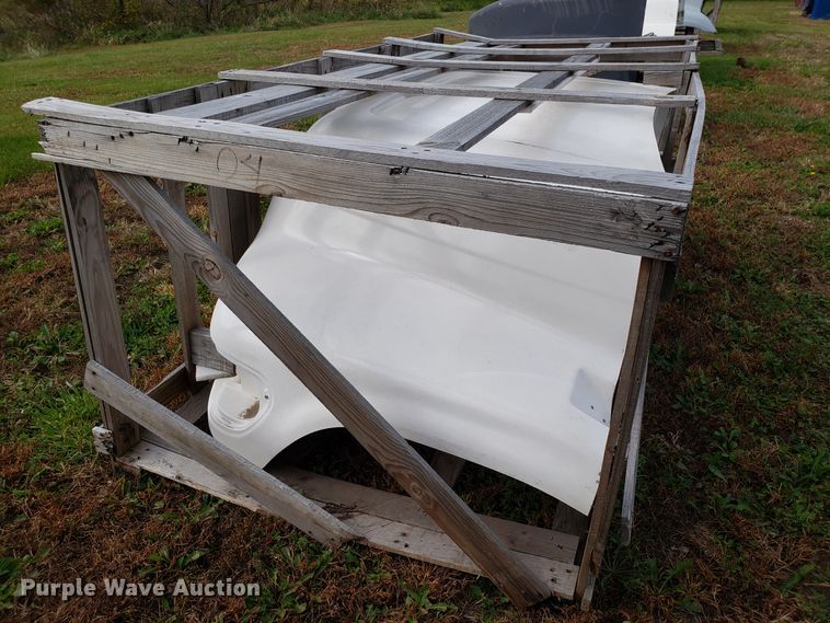 image for item DG8837 Ford F700 hood