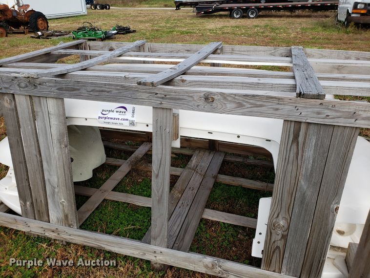 image for item DG8837 Ford F700 hood