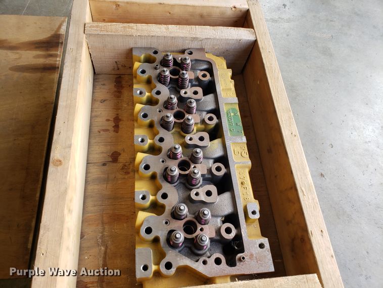 image for item DG8851 John Deere cylinder head