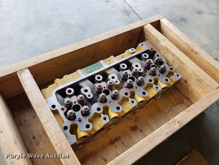 image for item DG8851 John Deere cylinder head