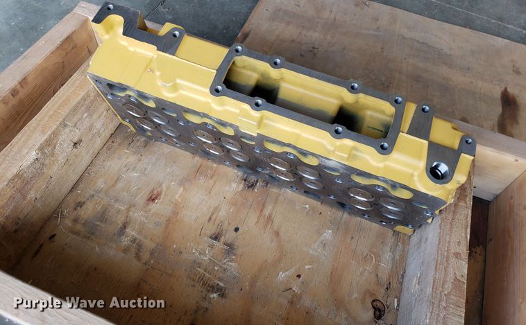 image for item DG8851 John Deere cylinder head