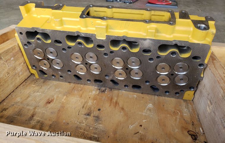 image for item DG8851 John Deere cylinder head