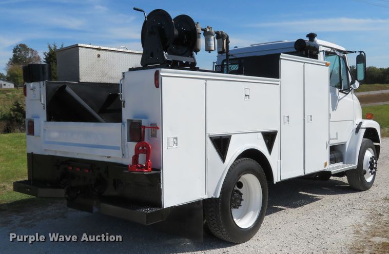 image for item DH1640 2002 Freightliner FL70 utility truck