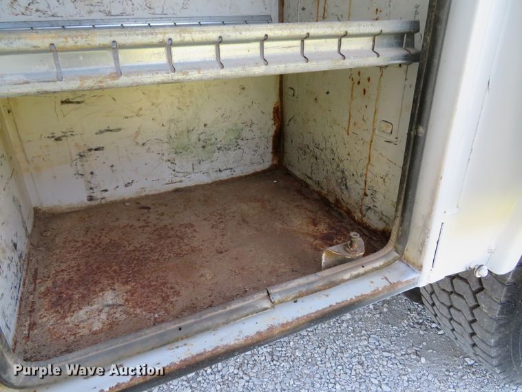 image for item DH1640 2002 Freightliner FL70 utility truck