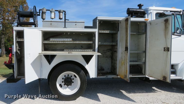 image for item DH1640 2002 Freightliner FL70 utility truck