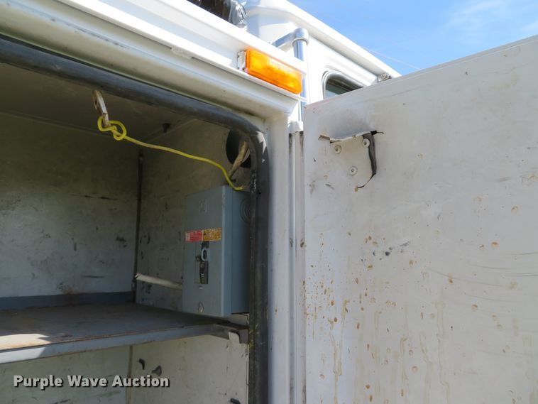 image for item DH1640 2002 Freightliner FL70 utility truck