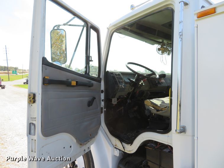 image for item DH1640 2002 Freightliner FL70 utility truck
