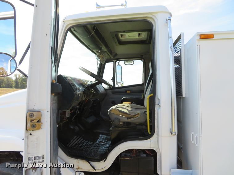 image for item DH1640 2002 Freightliner FL70 utility truck