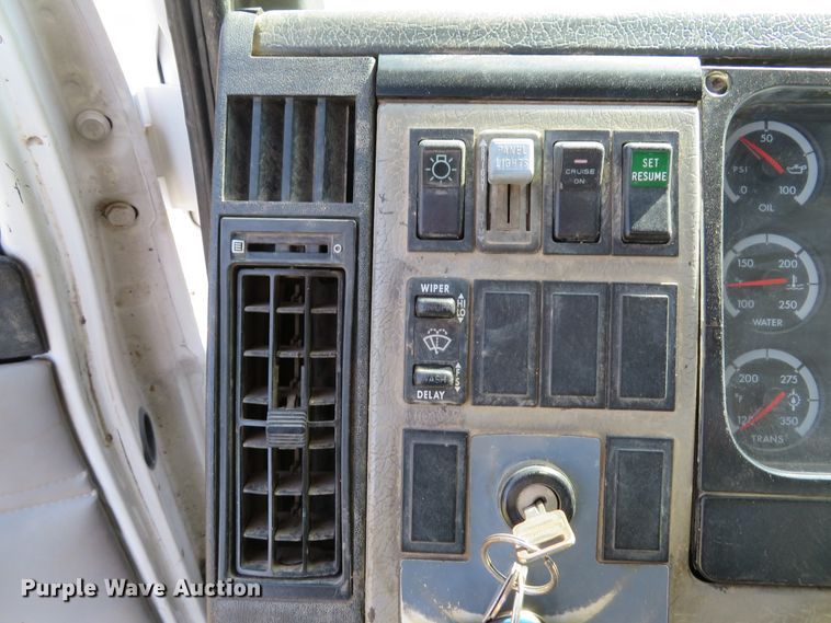 image for item DH1640 2002 Freightliner FL70 utility truck