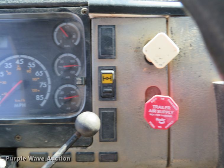 image for item DH1640 2002 Freightliner FL70 utility truck