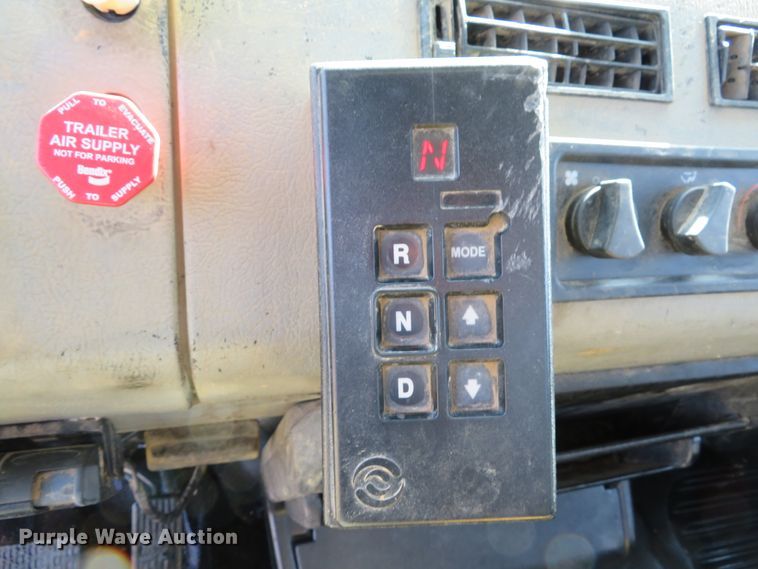 image for item DH1640 2002 Freightliner FL70 utility truck