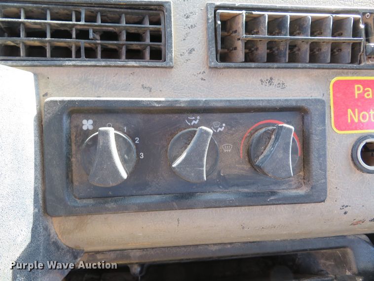 image for item DH1640 2002 Freightliner FL70 utility truck