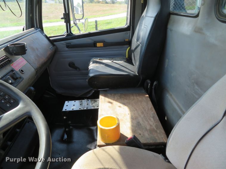 image for item DH1640 2002 Freightliner FL70 utility truck