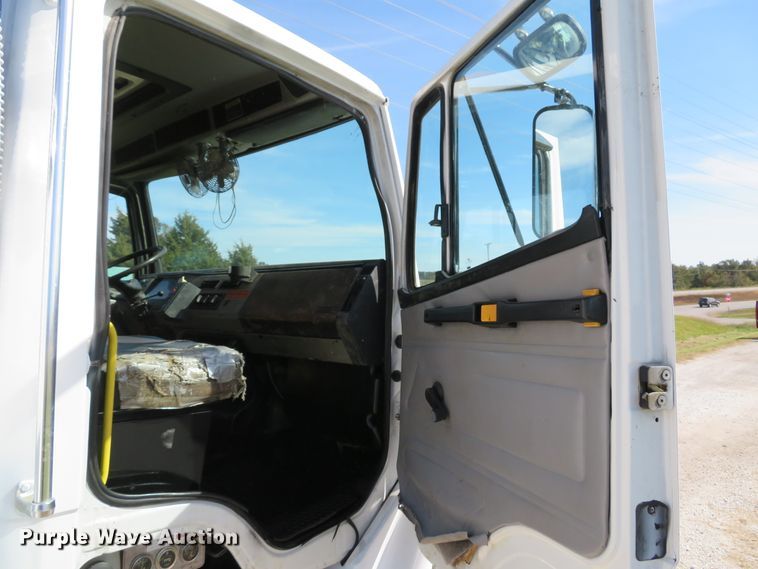 image for item DH1640 2002 Freightliner FL70 utility truck