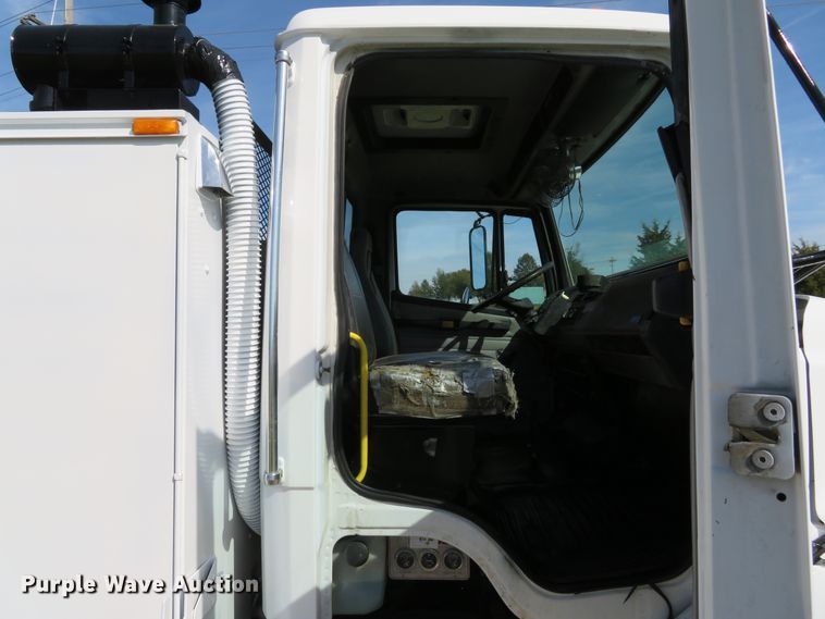 image for item DH1640 2002 Freightliner FL70 utility truck