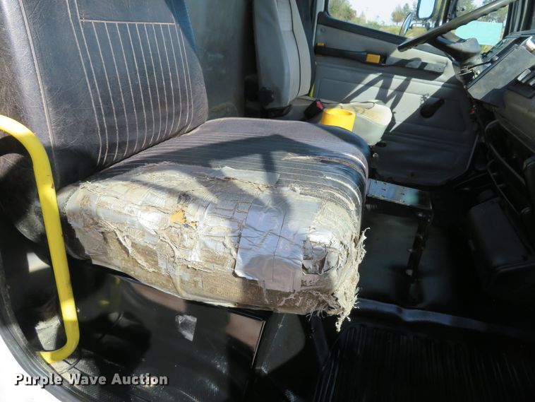 image for item DH1640 2002 Freightliner FL70 utility truck