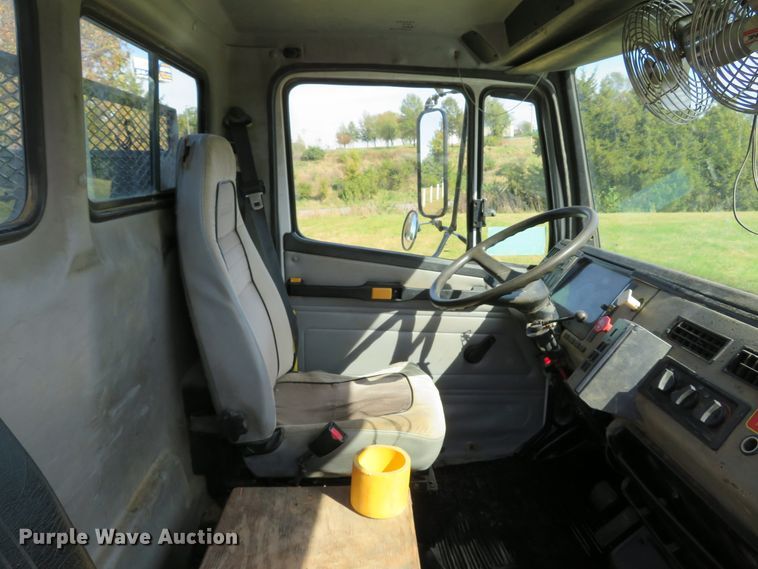 image for item DH1640 2002 Freightliner FL70 utility truck
