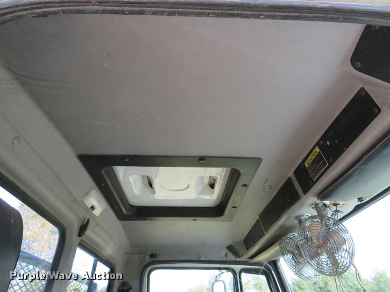 image for item DH1640 2002 Freightliner FL70 utility truck