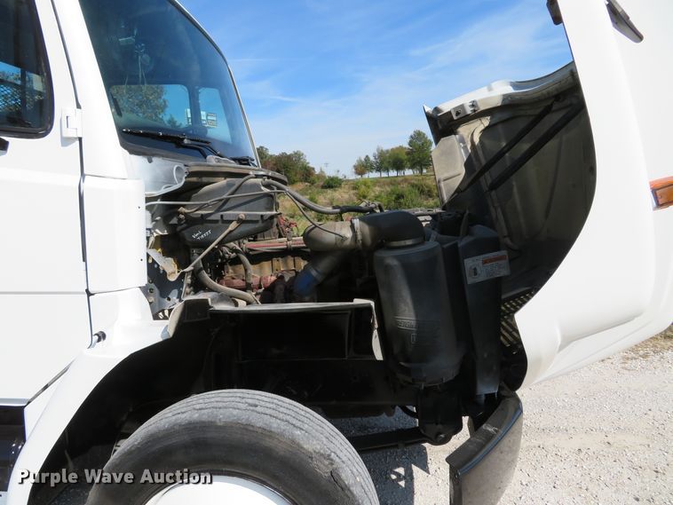 image for item DH1640 2002 Freightliner FL70 utility truck