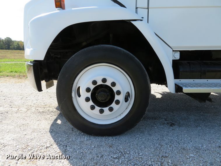 image for item DH1640 2002 Freightliner FL70 utility truck