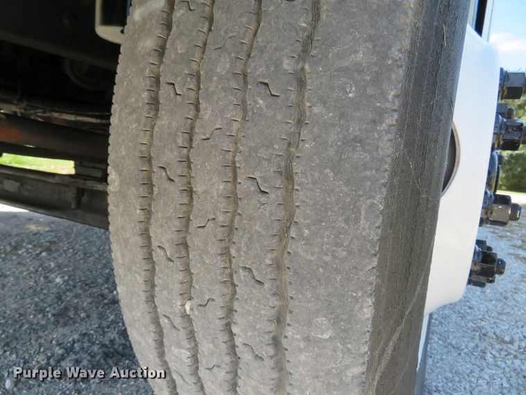 image for item DH1640 2002 Freightliner FL70 utility truck